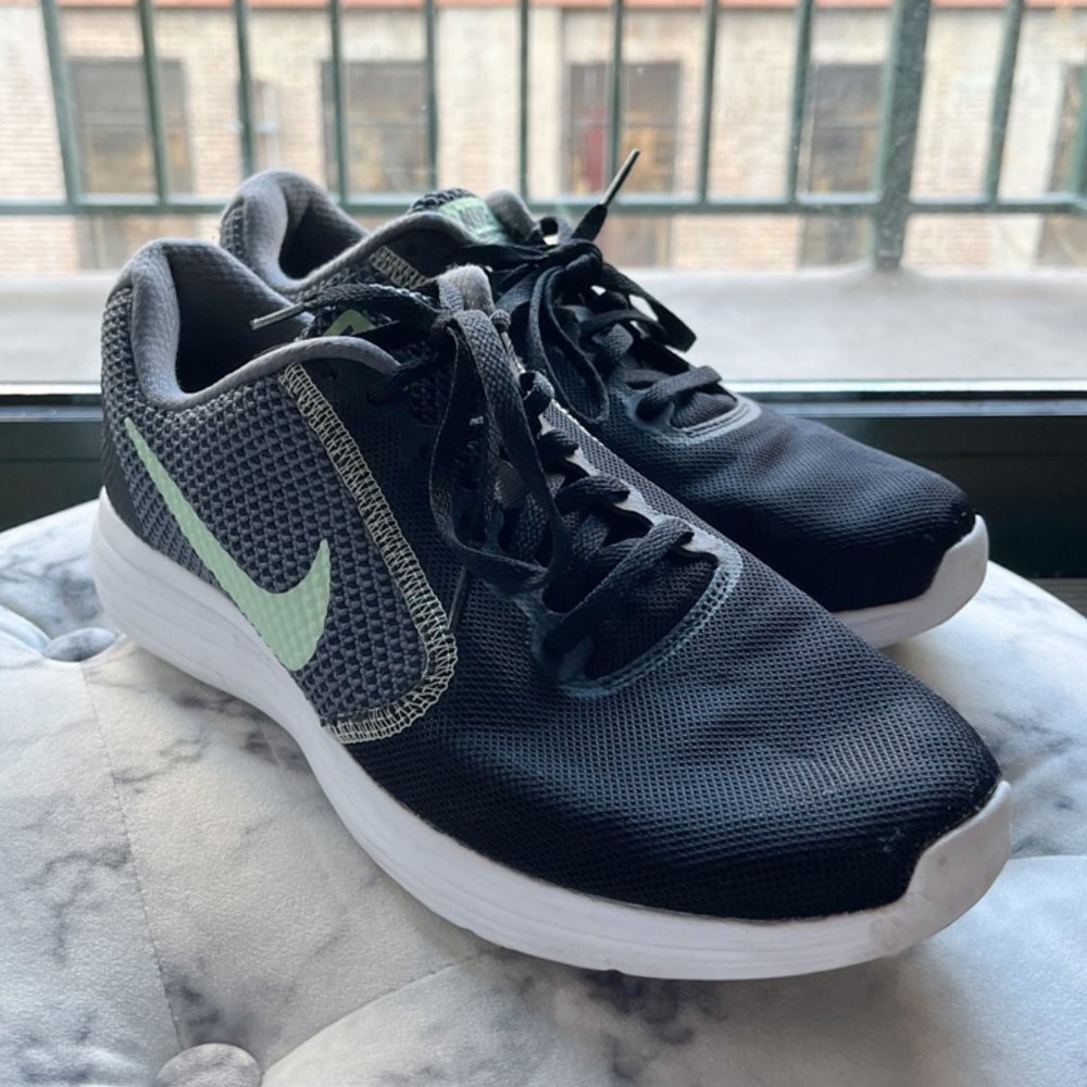 Black Nike Running Sneakers with Mint Green Swoosh Size 8